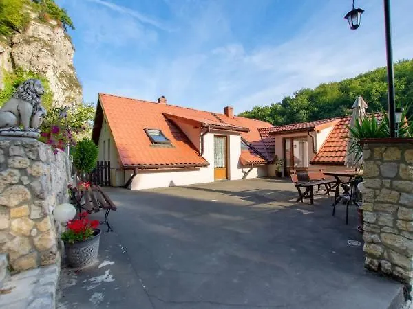 Pod Sosnowym Drzewem Pensjonat *